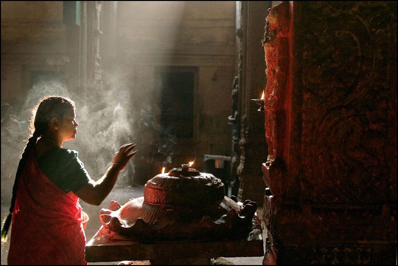 Madurai_Meenakshi_temple_prayer