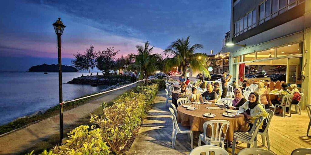 Sri Pantai Ria Seafood Restaurant vibe